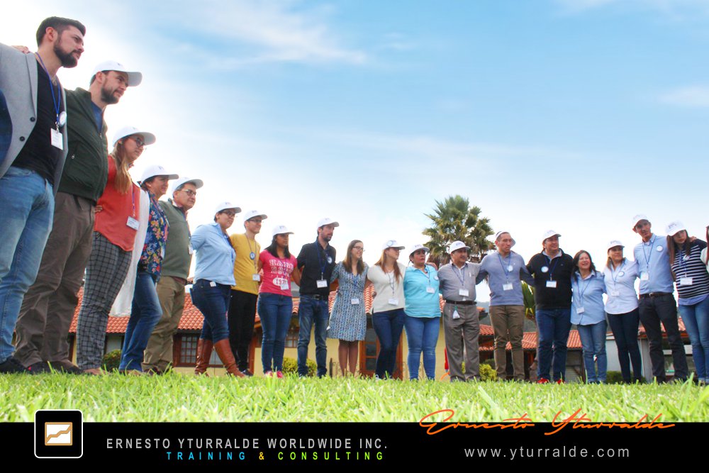 Formación al aire libre con dinámicas de cuerdas para fortalecer equipos corporativos