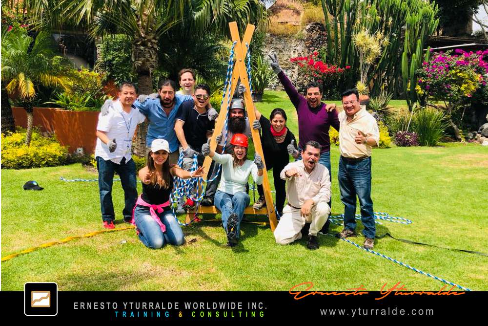 Formación al aire libre con dinámicas de Team Building enfocadas en metas y resultados