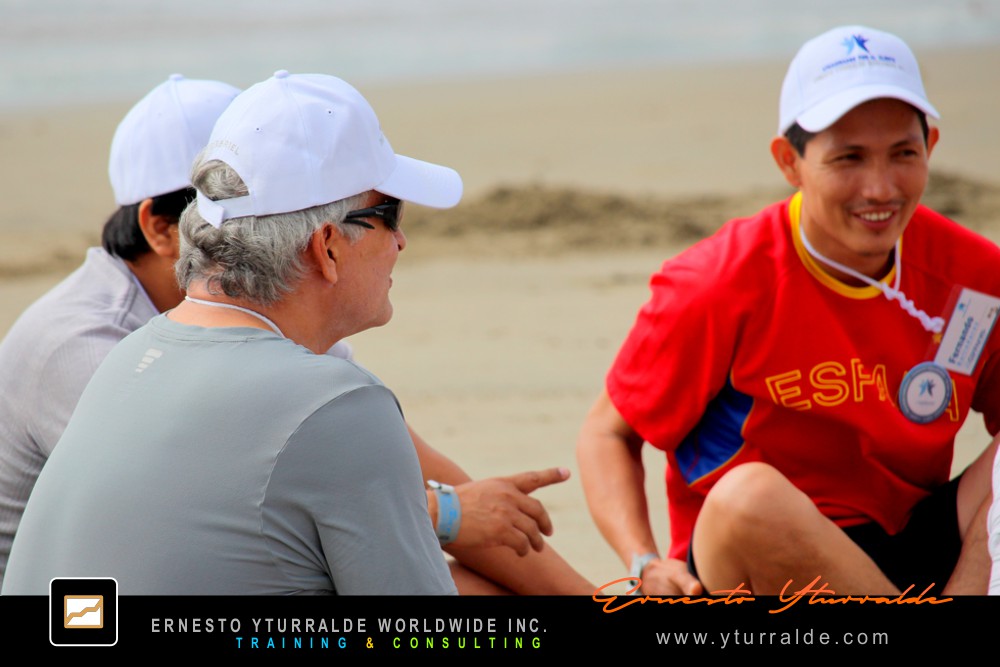 Formación al aire libre con ejercicios vivenciales de cuerdas para equipos de alto rendimiento
